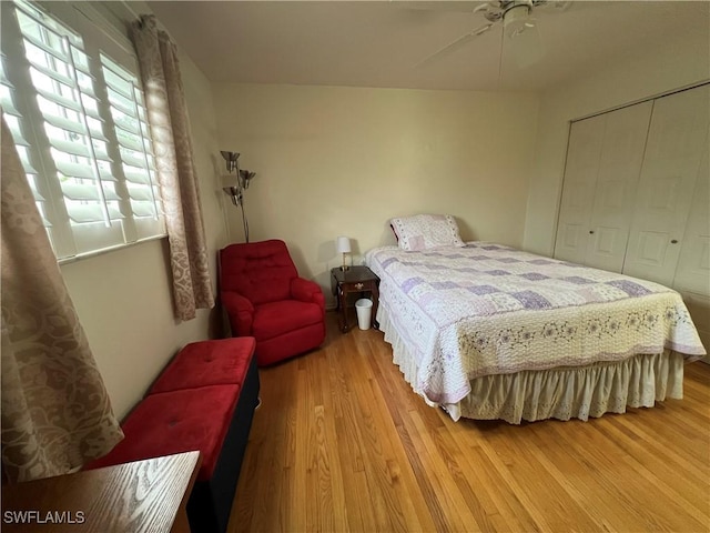 bedroom with light wood-type flooring, a closet, and ceiling fan