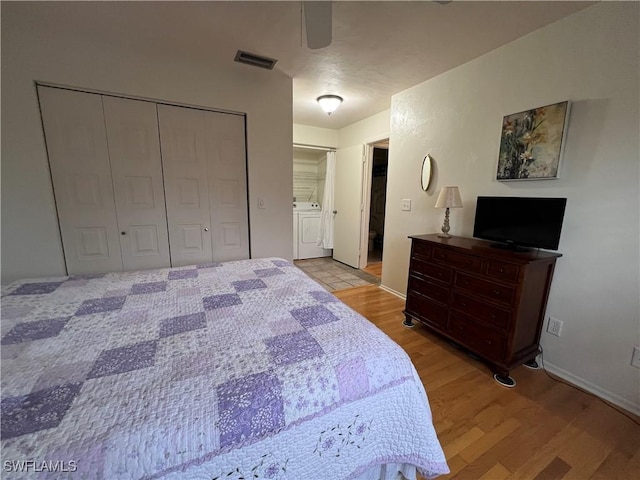 bedroom with ceiling fan, light wood-type flooring, washer / clothes dryer, and a closet