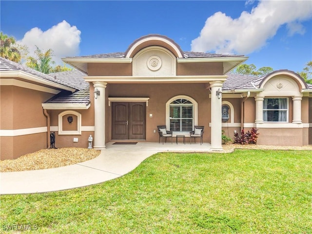 view of front of property with a front yard