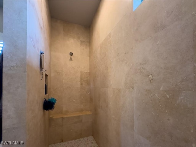 bathroom featuring a tile shower