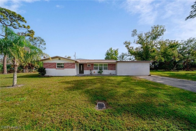 ranch-style house featuring a front yard