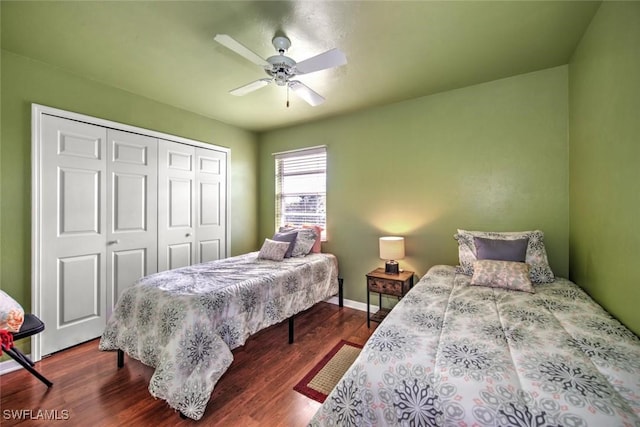 bedroom featuring dark hardwood / wood-style floors, ceiling fan, and a closet