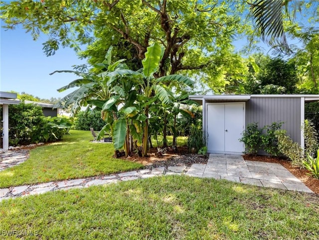 view of yard with a storage unit