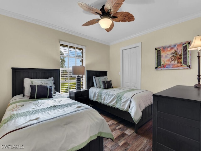 bedroom featuring ceiling fan, dark hardwood / wood-style floors, a closet, and crown molding