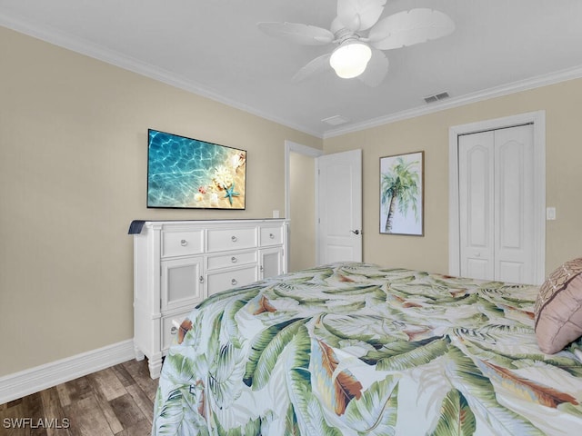 bedroom with crown molding, dark hardwood / wood-style floors, a closet, and ceiling fan