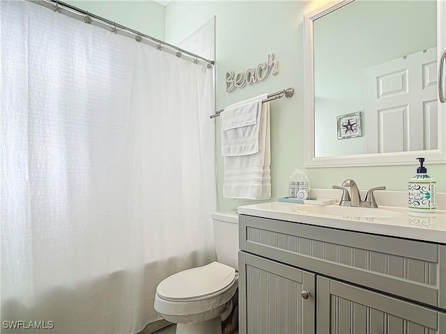 full bathroom featuring vanity, toilet, and shower / tub combo with curtain