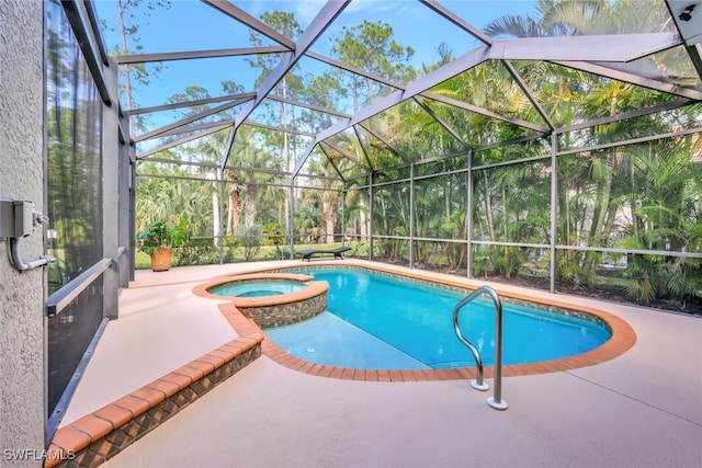 view of pool featuring an in ground hot tub, a patio area, and a lanai