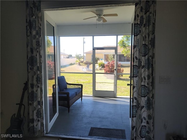 sunroom with ceiling fan