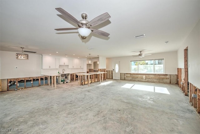 misc room featuring ceiling fan