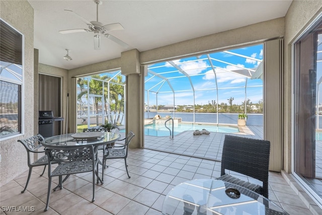 sunroom featuring ceiling fan