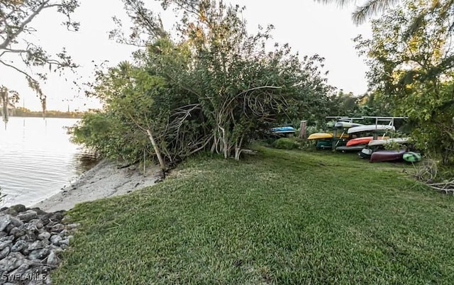 view of yard featuring a water view