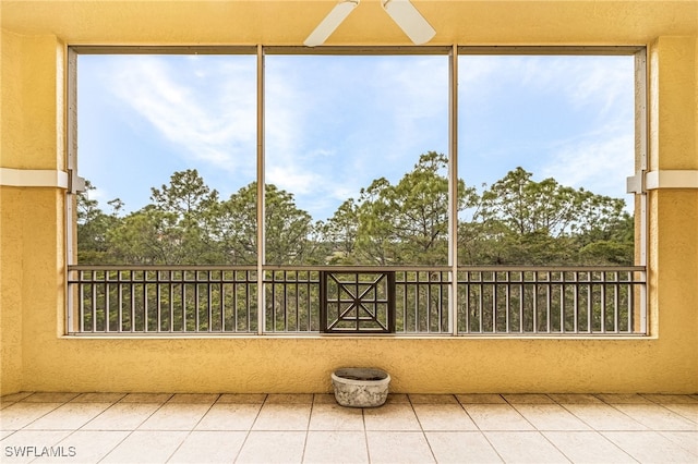 unfurnished sunroom with a wealth of natural light and ceiling fan