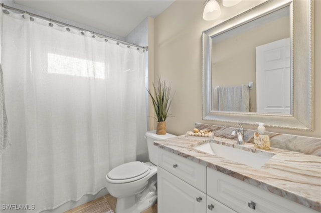 bathroom featuring a shower with curtain, vanity, and toilet