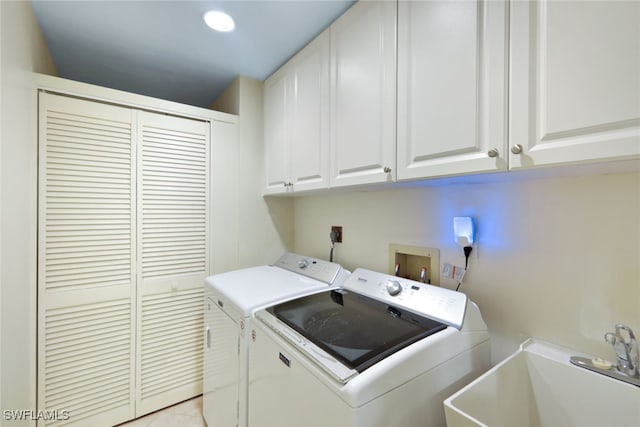 laundry area featuring sink, light tile patterned flooring, cabinets, and independent washer and dryer