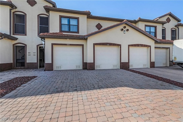 view of front facade featuring a garage