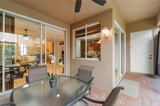 sunroom with ceiling fan