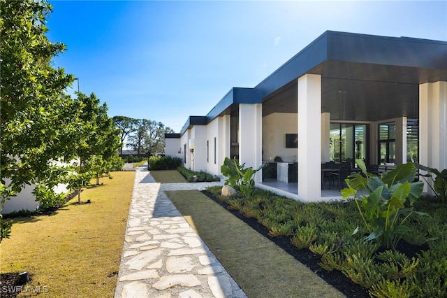 view of yard with a patio area