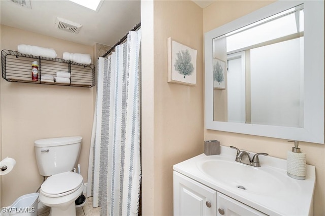 bathroom with a shower with shower curtain, vanity, and toilet