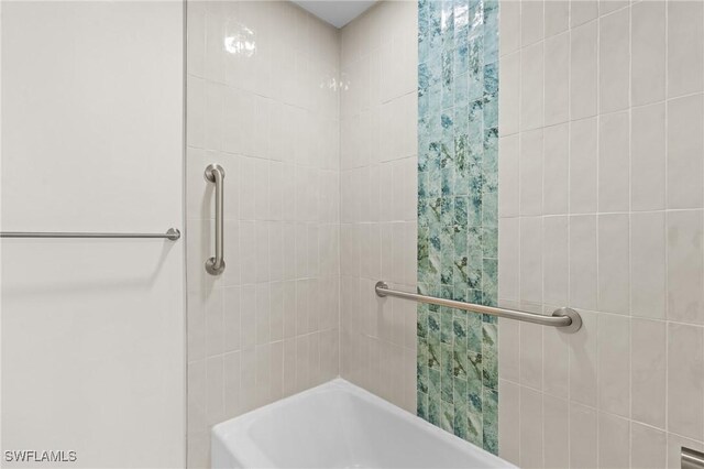 bathroom featuring tiled shower / bath