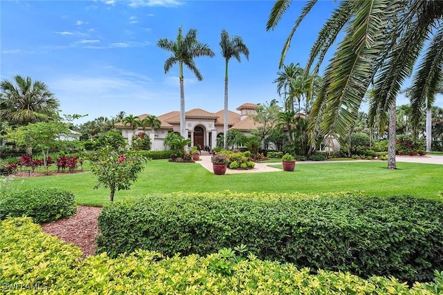 view of front of property featuring a front lawn