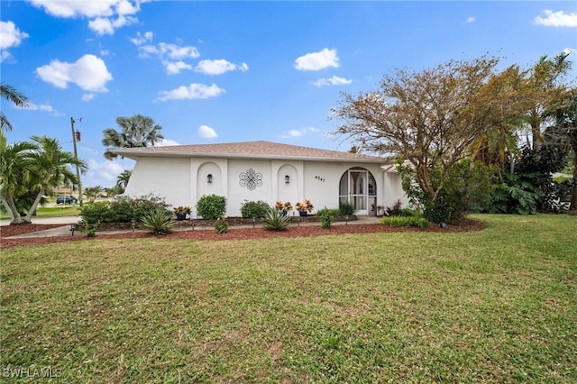 view of front facade featuring a front yard