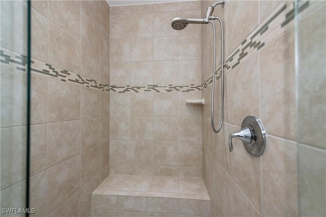 bathroom featuring a tile shower