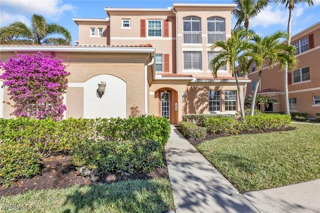 view of front of property with a front yard