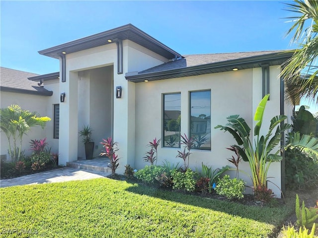 view of front of property with a front yard