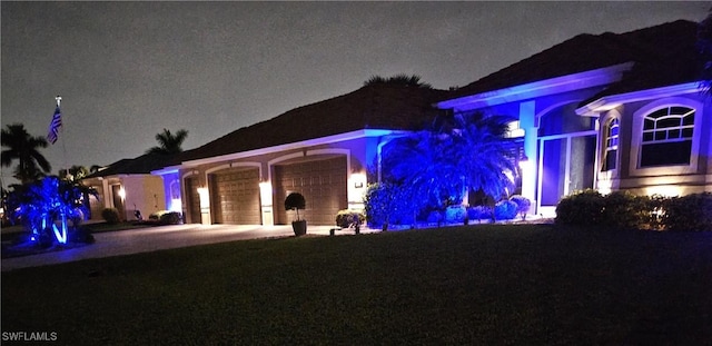 view of front facade featuring a yard and driveway