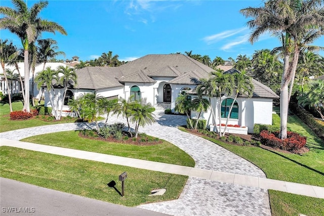 view of front of property featuring a front lawn