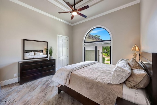 bedroom featuring ceiling fan, crown molding, and light hardwood / wood-style floors