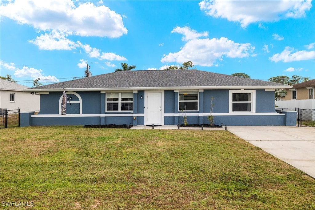 ranch-style home featuring a front lawn