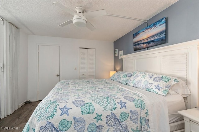 bedroom with a closet, wood-type flooring, a textured ceiling, and ceiling fan