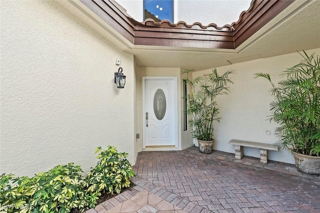 view of exterior entry with stucco siding