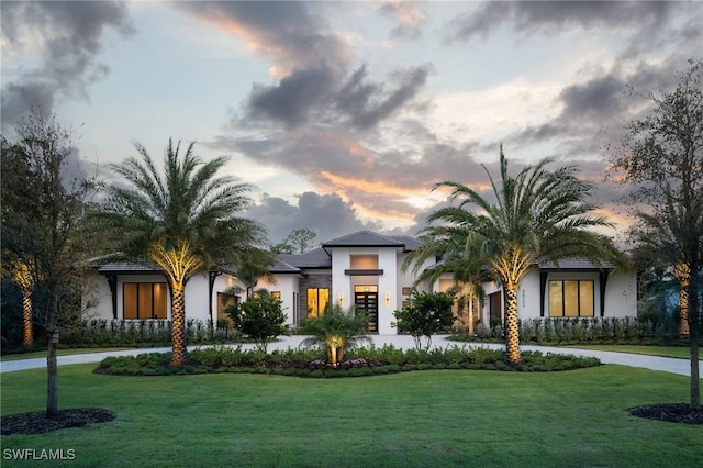 view of front of house featuring a yard