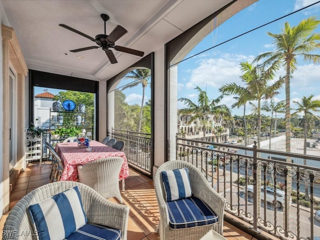 sunroom with ceiling fan