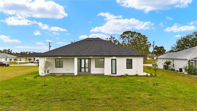 back of house featuring a lawn