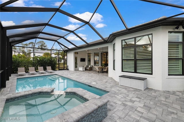 view of swimming pool featuring a patio, glass enclosure, an outdoor living space, ceiling fan, and an in ground hot tub