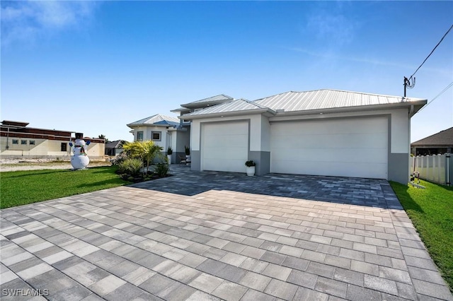 view of front of house featuring a front lawn and a garage