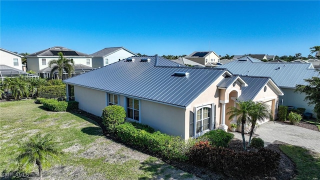 view of front of house featuring a front lawn and a garage