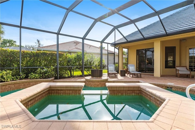 view of swimming pool featuring a lanai, a jacuzzi, and a patio area