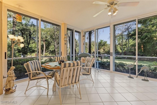 sunroom with ceiling fan