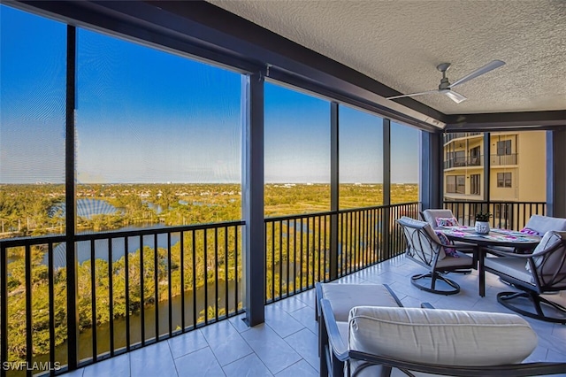 sunroom with ceiling fan