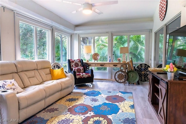 sunroom with ceiling fan