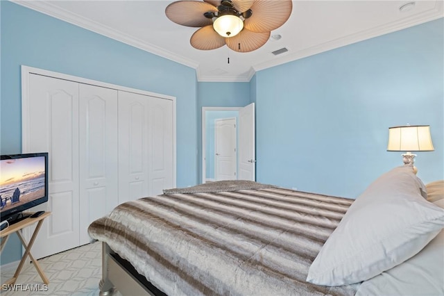 bedroom featuring visible vents, a closet, a ceiling fan, and crown molding