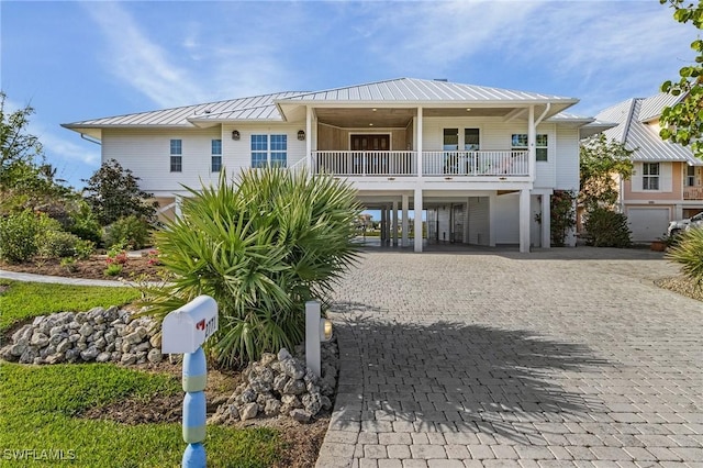 view of front facade featuring a carport and a porch