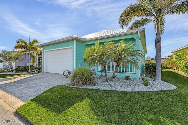 view of front of home featuring a front yard and a garage