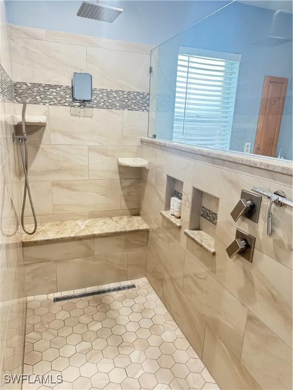 bathroom featuring a tile shower