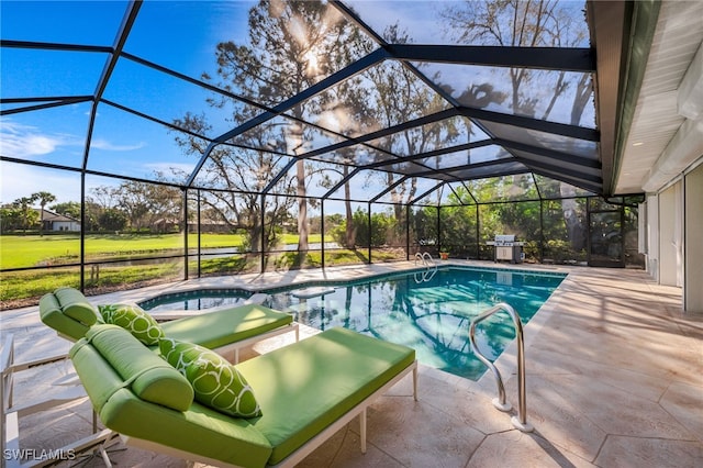 view of swimming pool featuring a lanai, a hot tub, and a patio