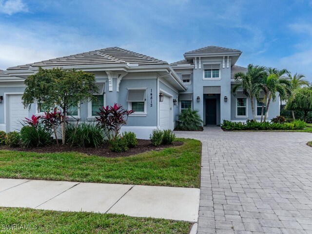 view of front of home featuring a front yard and a garage